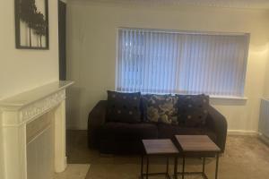 4 Bedroom House - Sleeps 6 - Garden Bbq Parking