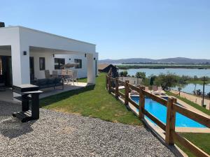 Casa con vista lago Rapel