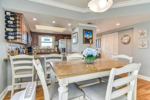 Pool, Beach Access: Waterfront Treasure Island Gem