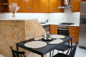 Comfy stay 2BR flat 1Gbps 4 min walk from metro