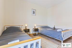 Central 2 bedroom Home and Street Parking