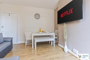 Central 2 bedroom Home and Street Parking