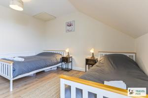 Central 2 bedroom Home and Street Parking