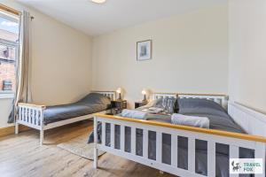 Central 2 bedroom Home and Street Parking