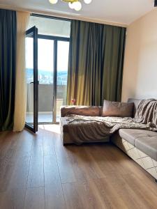 Olive Dream Apartment with Balcony View