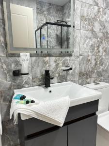 Olive Dream Apartment with Balcony View