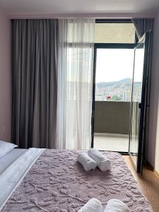 Olive Dream Apartment with Balcony View