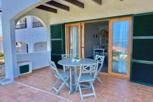 Ponent - Planta baja con vistas al mar y piscinas