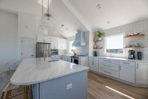 K1205 Still Salty UPDATED! Oceanfront 9BR Free Pool Heat Spring & Fall!