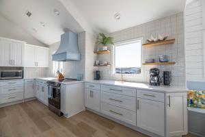 K1205 Still Salty UPDATED! Oceanfront 9BR Free Pool Heat Spring & Fall!