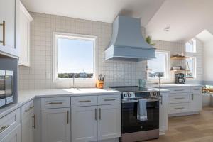 K1205 Still Salty UPDATED! Oceanfront 9BR Free Pool Heat Spring & Fall!