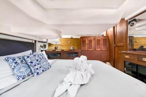 The Elegance Sailboat