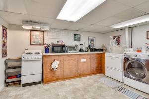 Hot Tub Access Studio 5 Mi to Downtown Portland!