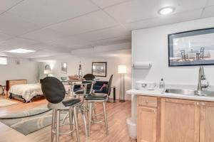 Hot Tub Access Studio 5 Mi to Downtown Portland!