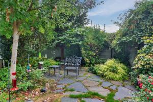 Hot Tub Access Studio 5 Mi to Downtown Portland!