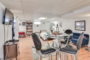 Hot Tub Access Studio 5 Mi to Downtown Portland!