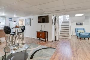 Hot Tub Access Studio 5 Mi to Downtown Portland!