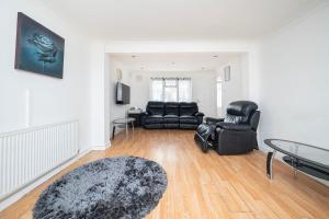 Family Friendly 3BR Haven in Northolt with Parking