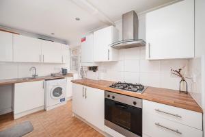 Family Friendly 3BR Haven in Northolt with Parking