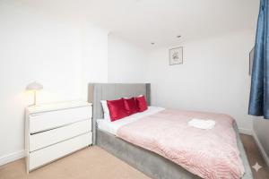 Family Friendly 3BR Haven in Northolt with Parking
