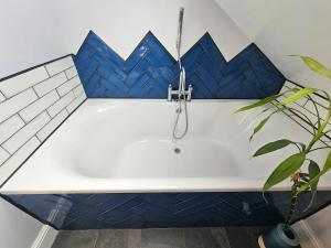 Gorgeous Home In Ealing London