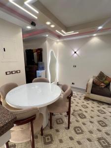 Bright & Modern Apartment in B6