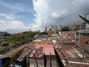 2 bedroom top floor with pool table, 1 block from Lleras park p9