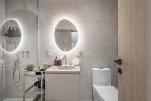 Luxury 4BR 3BA Penthouse with Private Terrace