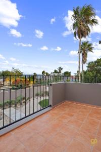 Bright Beach Stay, Balcony, Patio & Steps to Beach