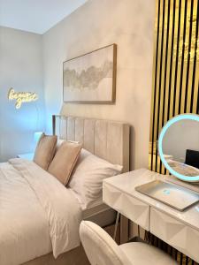 Luxury 2 bedroom Leeds City Apartment with Free parking & Jacuzzi bath