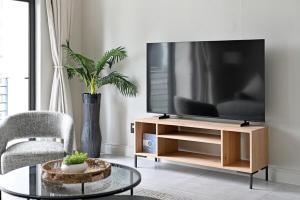 Soft Luxury 1BDR in trendy De Waterkant Nest