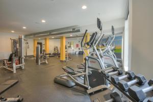 Luxurious Downtown Corner Views 2 bed 2bath 61