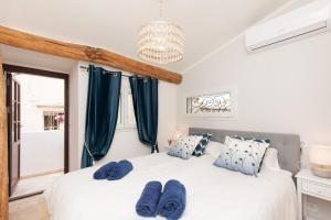 Fabulous old-town house, Vue Mer Terrasse, Philomer, 3 appartements