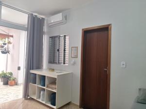 Kitnet com ar condicionado e banheiro externo