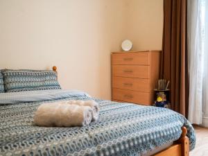 Split Level 3 Bedroom Apartment , Sleeps 8, Near Ally Pally, Balcony & Workspace