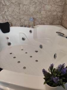 Valaoritou Luxury Jacuzzi by Dimcol 2