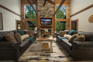 Wine Time 5 Bedroom Shuffleboard Hot Tub Fire Pit Play Set