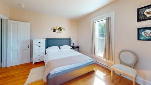 Wolfville Central 4 Family Suite with Style