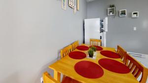Wolfville Central 4 Family Suite with Style