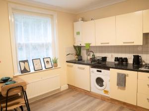Split Level 3 Bedroom Apartment , Sleeps 8, Near Ally Pally, Balcony & Workspace