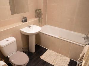 Split Level 3 Bedroom Apartment , Sleeps 8, Near Ally Pally, Balcony & Workspace