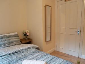 Split Level 3 Bedroom Apartment , Sleeps 8, Near Ally Pally, Balcony & Workspace