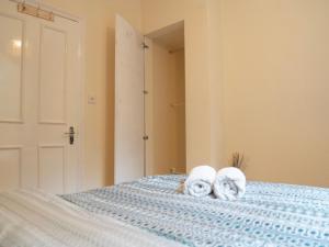 Split Level 3 Bedroom Apartment , Sleeps 8, Near Ally Pally, Balcony & Workspace