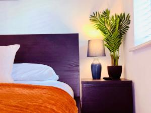 Spacious 5 Bed, Sleeps 10 with Parking, Contractors & Family Haven