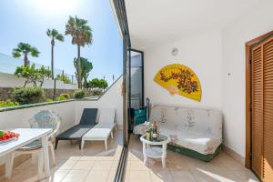 Sublime169 large terrace overlooking the garden and ocean