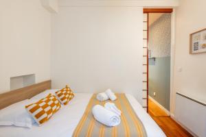 Designer and stylish flat in vibrant Belleville neighborhood near the metro