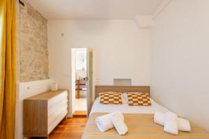 Designer and stylish flat in vibrant Belleville neighborhood near the metro