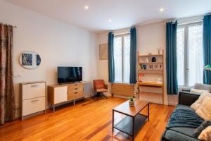 Designer and stylish flat in vibrant Belleville neighborhood near the metro