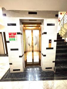 Hotel Red Stone - 3 Mins from Railway Station and 5 Mins from Metro