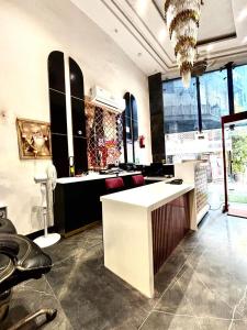 Hotel Red Stone - 3 Mins from Railway Station and 5 Mins from Metro